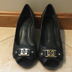 Tory Burch Carnell Wedge in Black